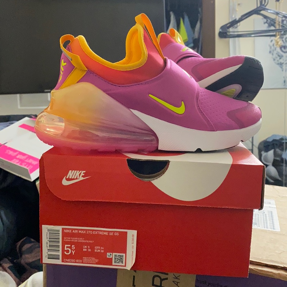 NIKE AIR MAX 270